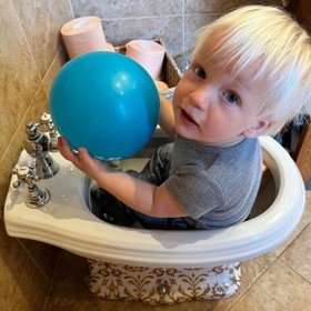 Už před úrazem byl Pepíček pěkné číslo. Takhle se rodičům ubytoval v bidetu.
