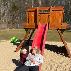 Vendula Pizingerová si minulý týden užila na pískovišti, kam vyrazila se synem Josífkem, kamarádkou Luckou a malou Aničkou.