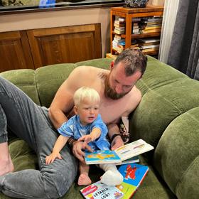 Pepíček chvíli vydrží u čtení knih, ale pak zase vymýšlí lumpárny.