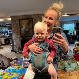 Mamince totiž v nestřeženém okamžiku utekl, ač na nohu nesmí šlapat.
