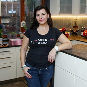 Operní pěvkyně Andrea Kalivodová má v rodinném domě v Psárech krásnou kuchyň, ve které denně úřaduje. Ke snídani si dopřává čerstvé ovocné šťávy.