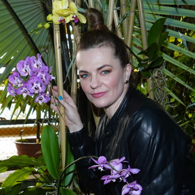 Zpěvačku Martu Jandovou jsme potkali na tradičním zahájení výstavy orchidejí v pražské Botanické zahradě. 