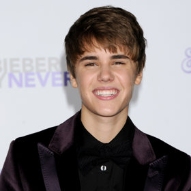 Zpěvák Justin Bieber nosil rovnátka v šestnácti letech a jeho úsměvu rozhodně prospěla.