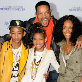 Will Smith s rodinou na méně formální příležitosti v roce 2011. Zleva syn Jaden, dcera Willow a manželka Jada.