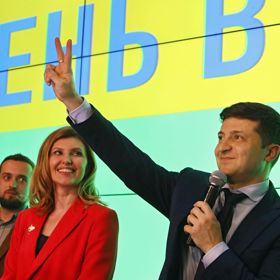 Oleně není pozornost příjemná, raději zůstává ve stínu svého muže.