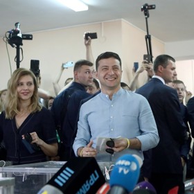 Zatímco na společenských akcích se drží v pozadí, na sociálních sítích je velmi aktivní. I v době konfliktu s Ruskem.