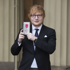Britský zpěvák Ed Sheeran je miláčkem mladých Britek - a nejen jich. Autor hitu Shape of You se dokonce stal nositelem Řádu britského impéria, v oblibě ho tak podle všeho má i sama královna.