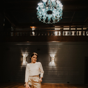 Outfit Kláře Issové navrhl stylista Jiří Hofbauer. Blýskavý komplet ušil brněnský krejčovský Salon číslo 4. O vlasy a líčení se postaralo kadeřnictví Franck Provost.