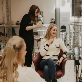 Dlouhé blond vlasy si nechala natočit a posléze volně splynout na stranu. Pro večerní premiéru potom zvolila jiný účes i šaty. 