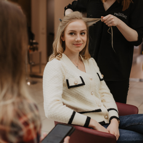 Herečka Anna Kadeřávková se na tiskovou konferenci před premiérou nového filmu připravovala v kadeřnictví v centru Prahy. 