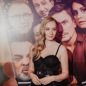 Takto vypadala Anna Kadeřávková v černém outfitu na tiskovou konferenci.