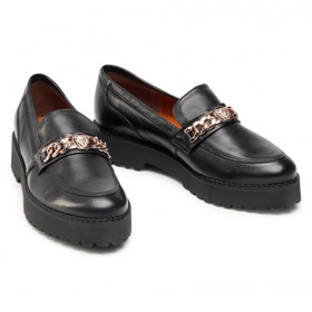 Černé polobotky s výraznou podrážkou a zdobením. KARINO, 2224 Kč