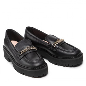 Elegantní černé kožené polobotky s kulatou špičkou a jemným zlatým zdobením. Tommy Hilfiger, 3128 Kč