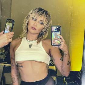 Trend mokrých vlasů rozhodně nemohl minout ani Miley Cyrus (29).