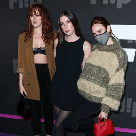 Ač s matkou Rumer (vlevo), Scout (uprostřed) a Tallulah (vpravo) Bruce Willis už přes dvacet let nežije, stále se spolu všichni stýkají. Březnové sedmašedesáté narozeniny tak akční hrdina oslavil nejen se svou současnou manželkou Emmou Heming, ale i Demi Moore a všemi pěti dcerami.