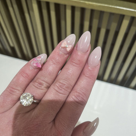 Na březnové dovolené na Maui se Brit znovu pochlubila zásnubním prstenem.
