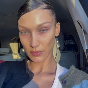 Mokrý efekt vlasů se řadí mezi nejvíce trendy účes pro rok 2022. Mezi celebritami je však již oblíbený řadu let. Například modelka Bella Hadid (25) ho volí velmi často.