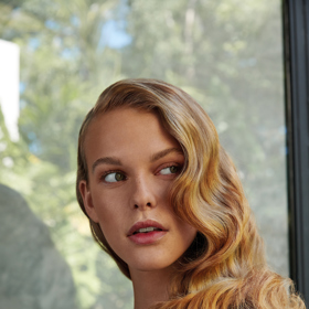 Mladé slečny mají tu výhodu, že jim sluší téměř jakýkoliv účes. 