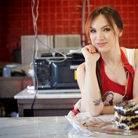 Muzikálovou zpěvačku Kamilu Nývltovou jsme zastihli během focení její první kuchařky Homemade by Kamila.