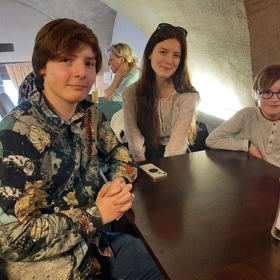 Velký rozhovor s trojlístkem talentovaných sourozenců najdete na Lifee.cz už brzy. Zleva: Eliáš Vyskočil, Sára Korbelová, Oliver Vyskočil.