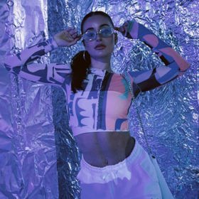 Její outfit pocházel z dílny módní návrhářky Vivienne Westwood. Anička Šulcová si tepláky pochvalovala.