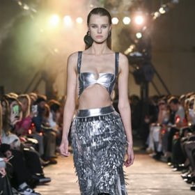 V kolekci nechybělo hned několik odvážných metalických modelů.