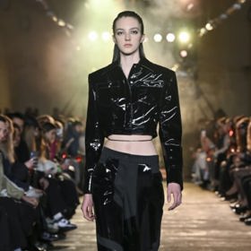 Značka LAFORMELA, jejíž přehlídku Anička Šulcová navštívila, vznikla v roce 2010 a nabízí unikátní ready to wear oděvy a doplňky.