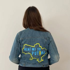 Před dražbou byla cena bundy 5 000 korun, Lucie Šlégr ji nakonec získala za 16 000 korun.