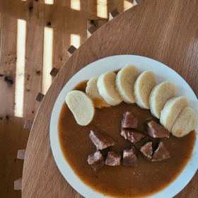 Jejich kroky samozřejmě mířily do společného domova, kde na Natálii čekala tradiční vydatná pochoutka - guláš.