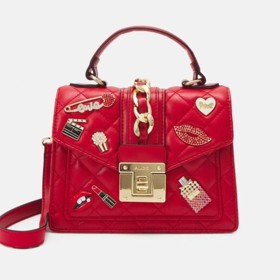 Výrazná červená kabelka se zlatými detaily. ALDO, 1560 Kč