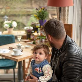 Ani ne roční Tobias bude mít po mamince tolik vlasů, že nebude vědět, co s nimi.