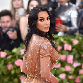 Kim Kardashian (41) mokrý účes skutečně lichotí.
