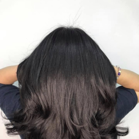 Většinou však mladé ženy volí delší střihy vlasů. 