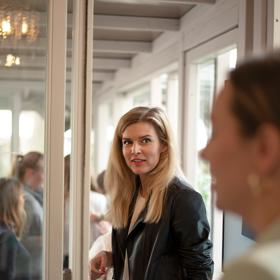 Herečka Nikol Štíbrová otevřeně přiznává, že její dva synové po sobě dědí oblečení. Díky tomu prý její rodina snižuje ekologickou zátěž planety.