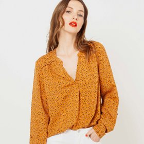 Hořčicová vzorovaná halenka. CAMAÏEU, 399 Kč