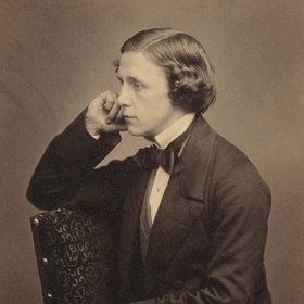 Lewis Carroll se proslavil příběhem Alenka v říši divů.