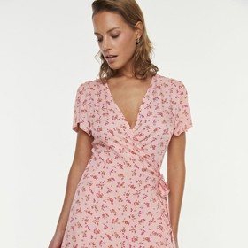 Světle růžové dámské vzorované zavinovací šaty. Trendyol, 999 Kč