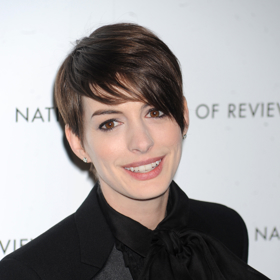 Na kratší účes v minulosti vsadila i herečka Anne Hathaway.