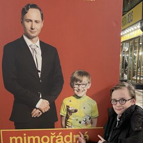 Oliver Vyskočil pózuje s plakátem k filmu Mimořádná událost. S hercem Jaroslavem Pleslem si prý během natáčení krátili čas povídáním. O čem? Lifee.cz to ví a brzy vám přinese odpověď.