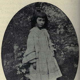 Přátelství dospělého muže s mladými dívkami však nebylo normální ani ve viktoriánské době.