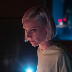 Radek se se svým příběhem svěří moderátorce Evě (Bára Bočková), která ho pustí do živého vysílání a s napětím sleduje, co má vlastně Radek v plánu. 