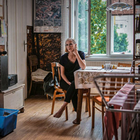 Eva (Barbora Bočková) je mladá a zvídavá, takže když narazí na Radka, jeho příběh ji začne fascinovat.