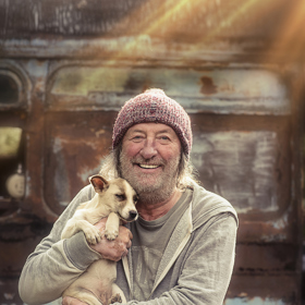 Gump - pes, který naučil lidi žít: Bolek Polívka alias Béďa najde v popelnici malé štěňátko a tím začíná neuvěřitelný příběh tuláka Gumpa.