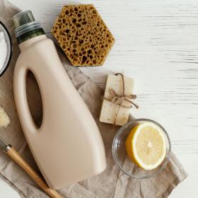 K jarnímu úklidu domácnosti můžete použít i suroviny, které máte běžně doma. Obzvláště se vám může hodit soda, ocet, kyselina citronová či mléko.