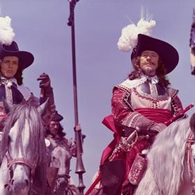 Cromwell: Oliver Cromwell (Richard Harris) je protimonarchistický vojevůdce, který nehodlá jako jiní utéct do Nového světa. Ve skutečnosti chce v Anglii nastolit parlamentní právo a ukončit tak zkorumpovanou vládu krále Karla I. (Alec Guinness).