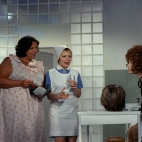 Ve filmu Dívka na koštěti nosila Petra Černocká extrémně krátkou sukýnku.