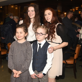 Sára Korbelová (vlevo nahoře) chodí na premiéry se svým bráškou Oliverem, který je v devíti letech filmovou hvězdou.