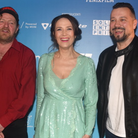 Aby také ne. Hereckou delegaci přišla do kina podpořit také dobře naladěná Tereza Kostková.