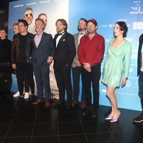 Finalista první řady SuperStar Julián Záhorovský se na filmové premiéře Po čem muži touží 2 hrdě připojil k delegaci, hned vedle Jiřího Langmajera.