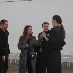 Scenárista Petr Kolečko přišel podpořit svoji přítelkyni Anetu Vignerovou na úvodní módní přehlídku Prague Fashion Weeku 2022.